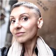 Artista contemporanea, laureata con lode in pittura, esperta di disegno e tecniche pittoriche e